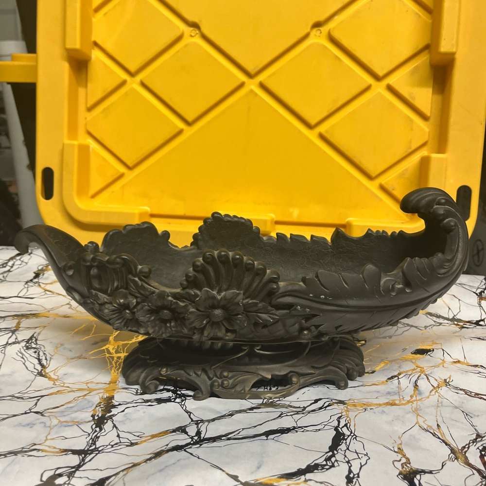 Brand new boat like vase. Antique look